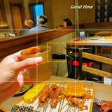 他们家的烧烤独具特色，炭火烤制，火候恰到好处
