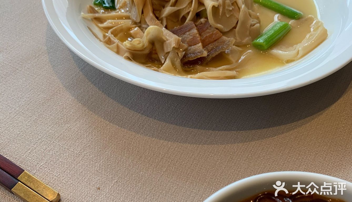 作为本帮菜资深爱好者，新荣记的菜做得是的的确确味道最