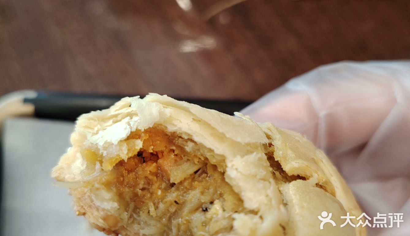 酥皮包裹蟹黄，香味独特！