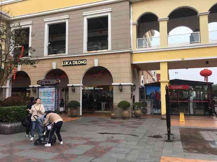 时尚舞台奥特莱斯-"地方不大,牌子也一般,没有奕欧来高大上.