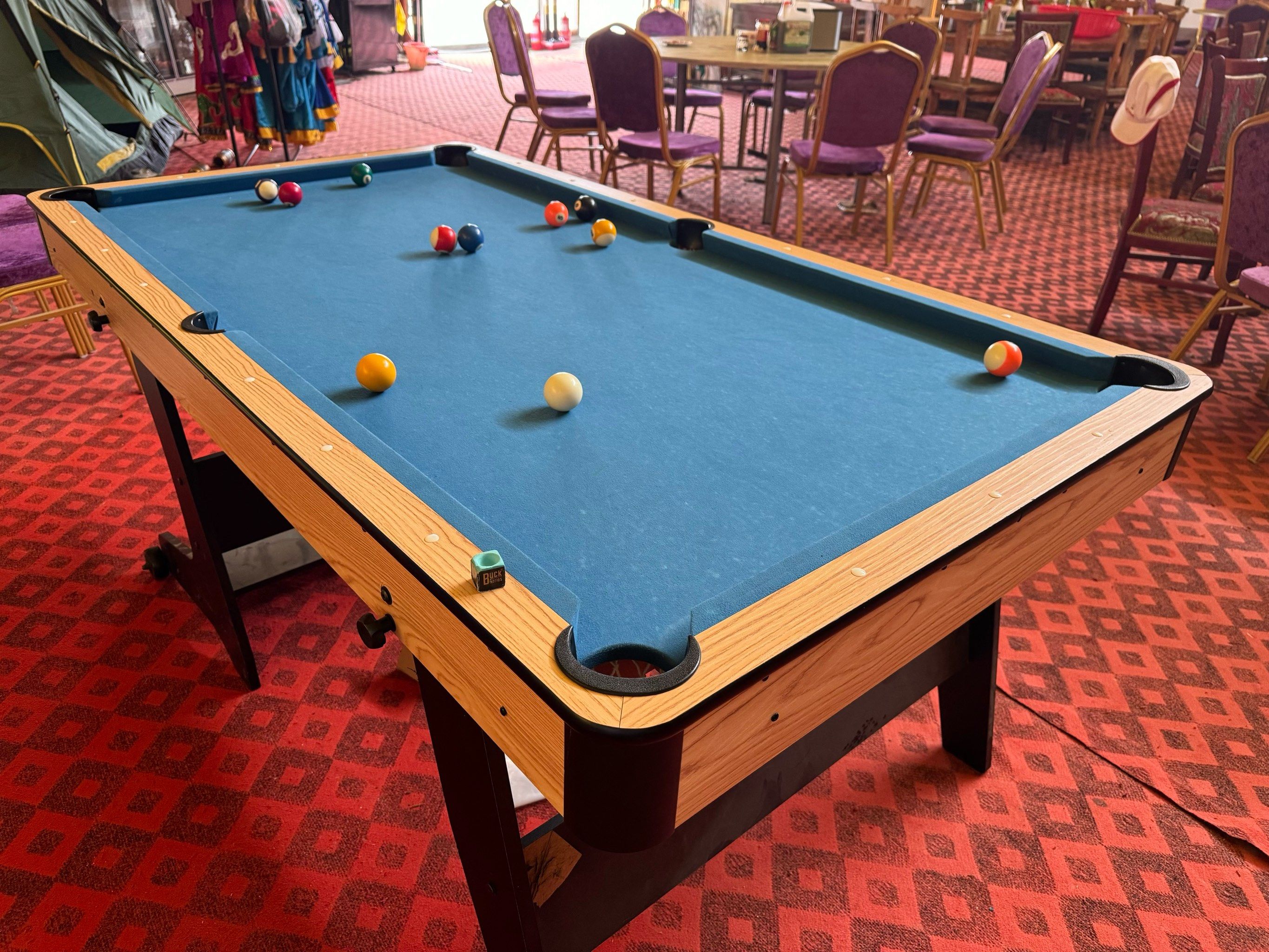 超大的蒙古包,就像一个大轰趴,台球,乒乓球,桌上冰球,桌上足球,克朗棋