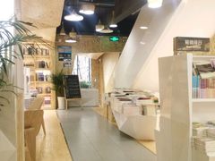 -新华里咖啡书吧(新华书店小寨店)