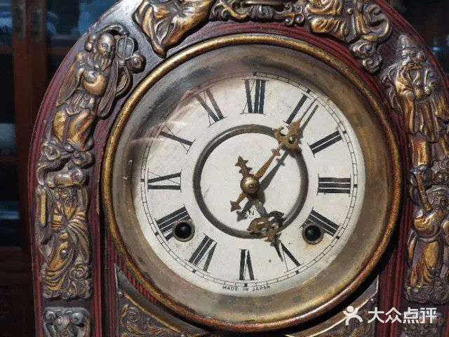 背面带广告的民国座钟