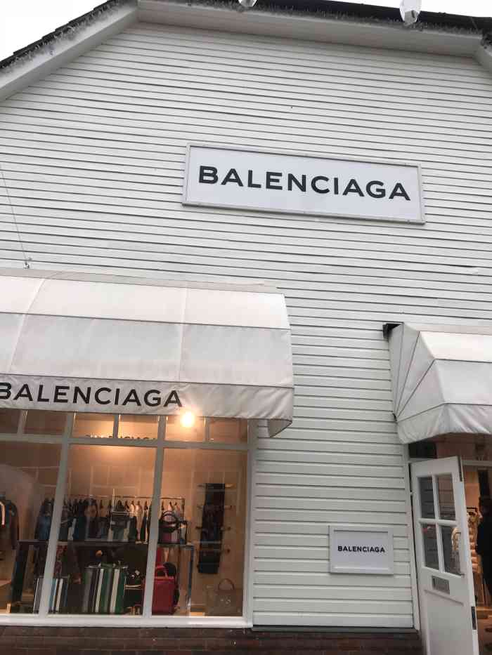 商品包包配饰服装提起巴黎世家首先想到的当然就是这款机车包配上牛仔