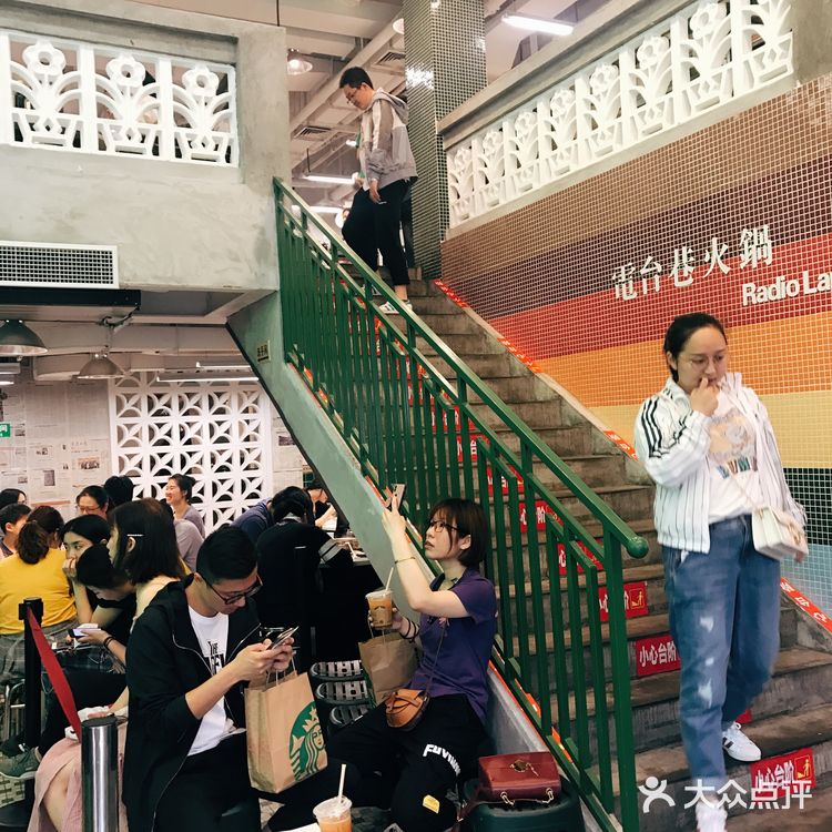 我在人广排队吃电台巷,你呢?