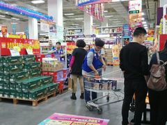 这个小伙正在帮我调油漆。-百安居装修建材卖场(泰然店)