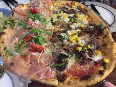 帕尔马火腿加烤肠双拼披萨-1861意大利餐厅(文化广场店)