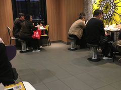 等位区-麦当劳(新达汇三林店)