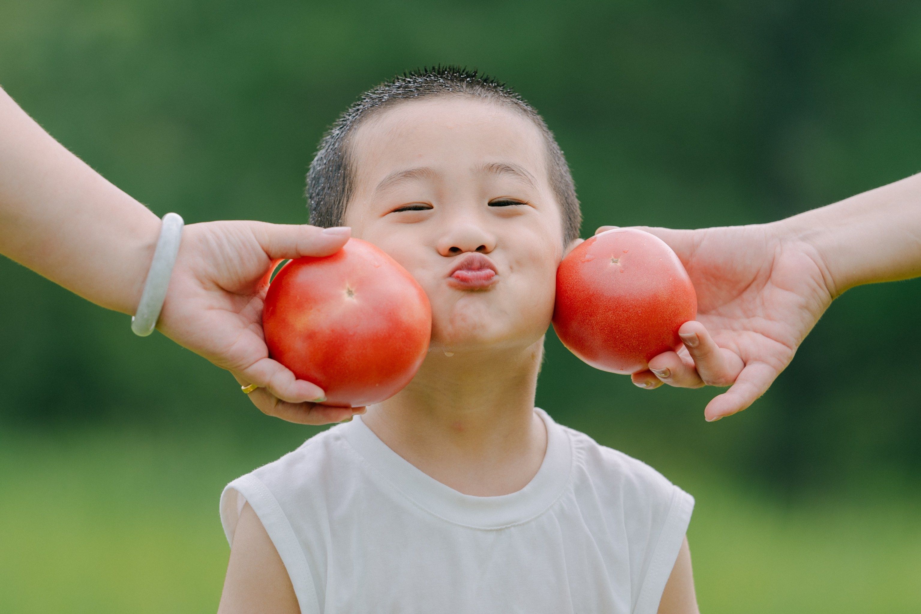 看腻了夏天的西瓜🍉
来试试立秋后的西红柿🍅#儿童外景 #儿童