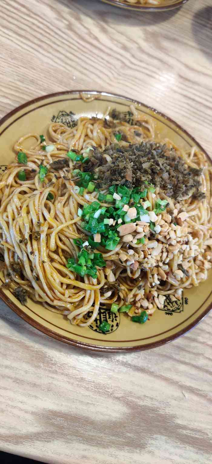 陈记红烧牛肉面-"[薄荷]环境:就在宜宾西站对面,位置很好.