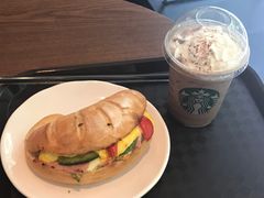 火腿鸡蛋牛油果牛角包+冷巧克力-星巴克臻选(南京艾尚天地店)