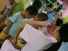 保健院的叔叔阿姨给孩子们检查身体！-春苗幼儿园(青年路)