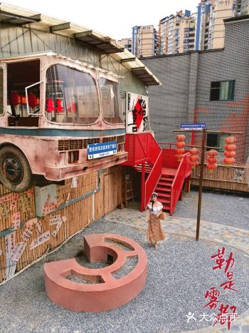 在重庆！！新打卡地！！复古天台悬浮汽车！！！