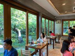 -Chom Cafe and Restaurant