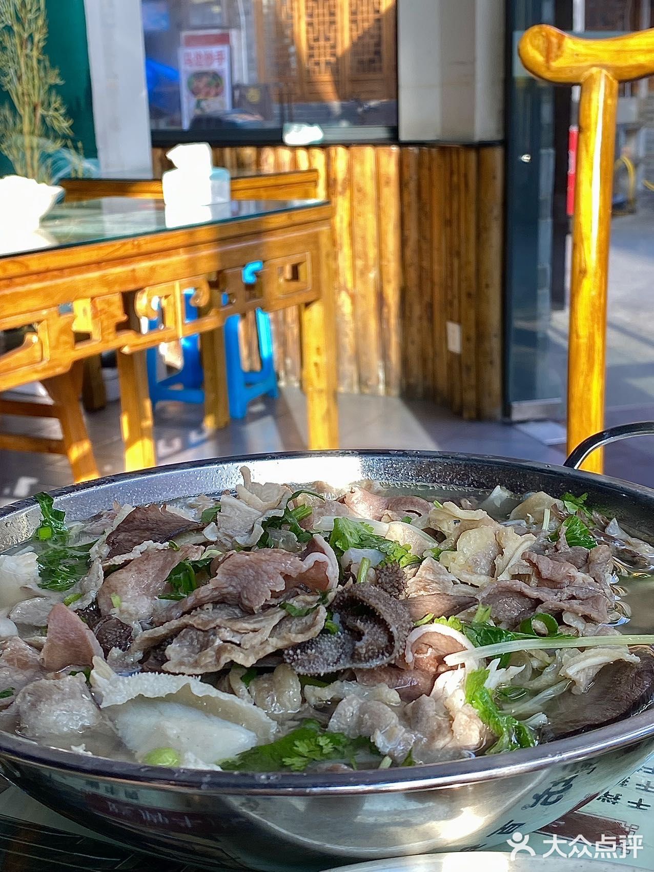乐山，土著带我打打卡的跷脚牛肉