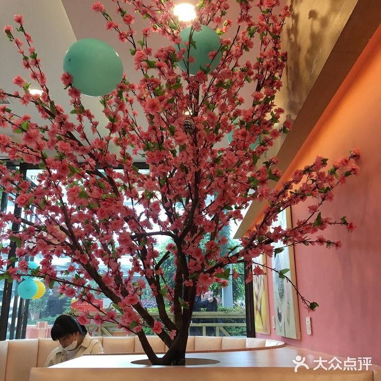 地理位置：铜锣湾5楼coco店  环境： 店面比较大