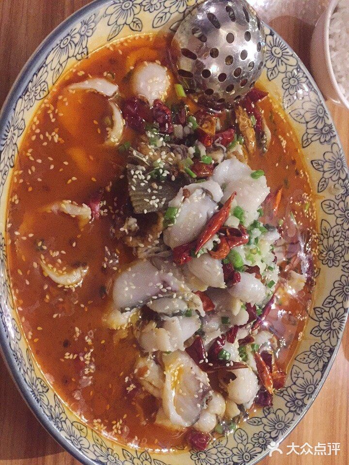 就在小区附近,店面挺大的,有两层,楼上有好几个包厢