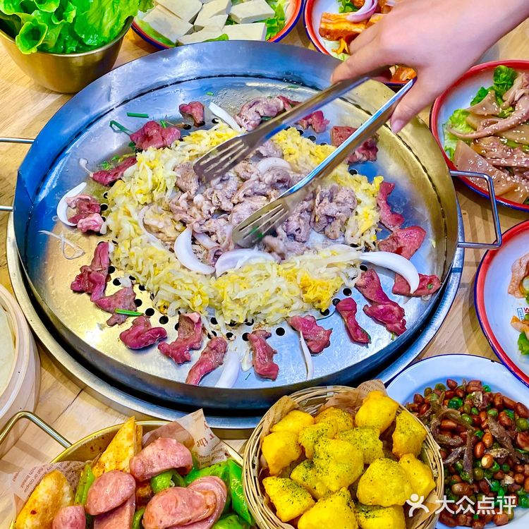 在独立的小院子里，和三两朋友，吹着晚风吃烤肉