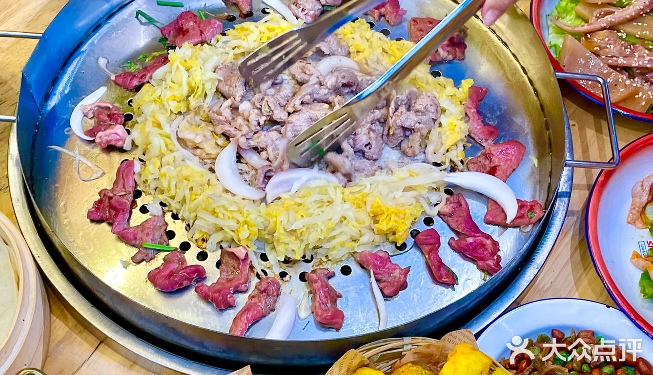 在独立的小院子里，和三两朋友，吹着晚风吃烤肉