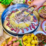 在独立的小院子里，和三两朋友，吹着晚风吃烤肉