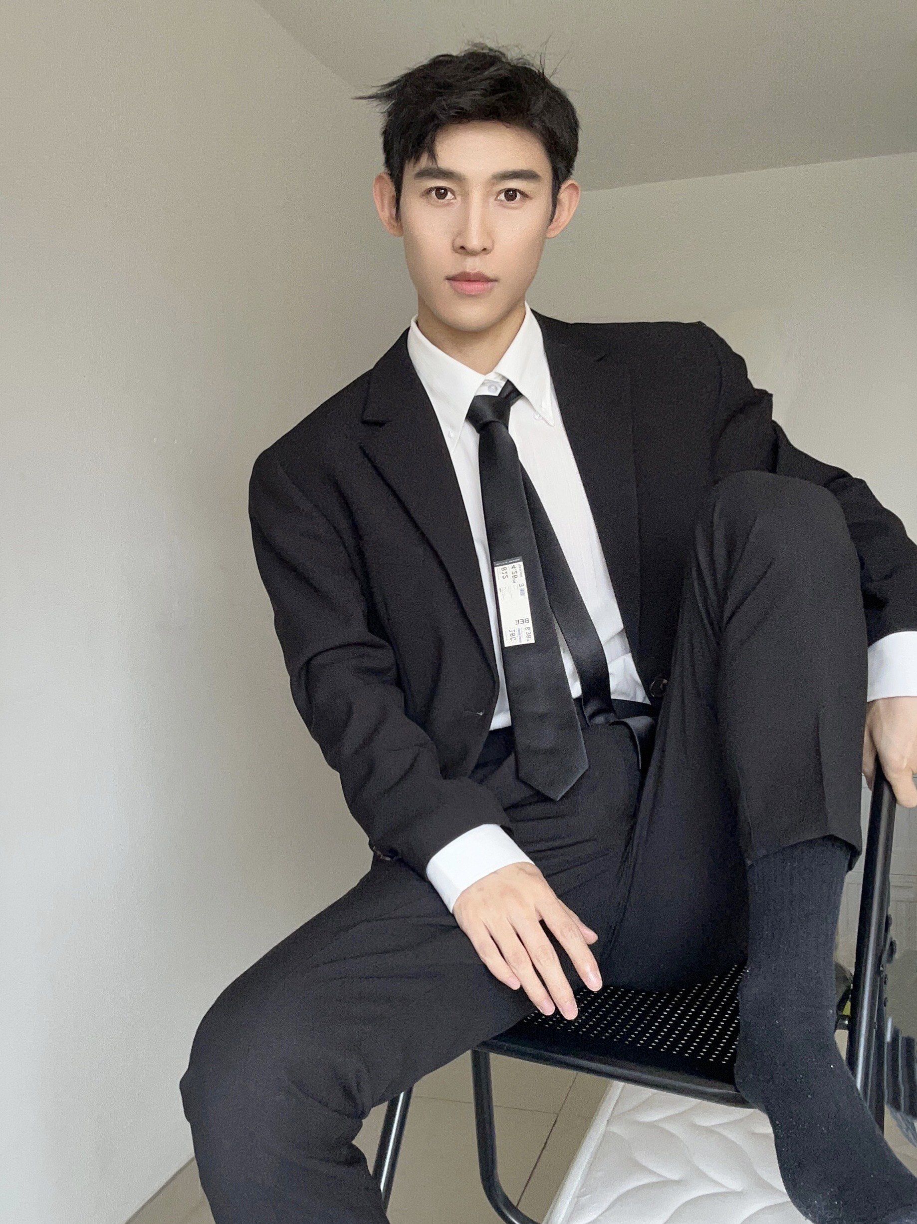 体育生室友说我穿西装黑袜他有点紧张!