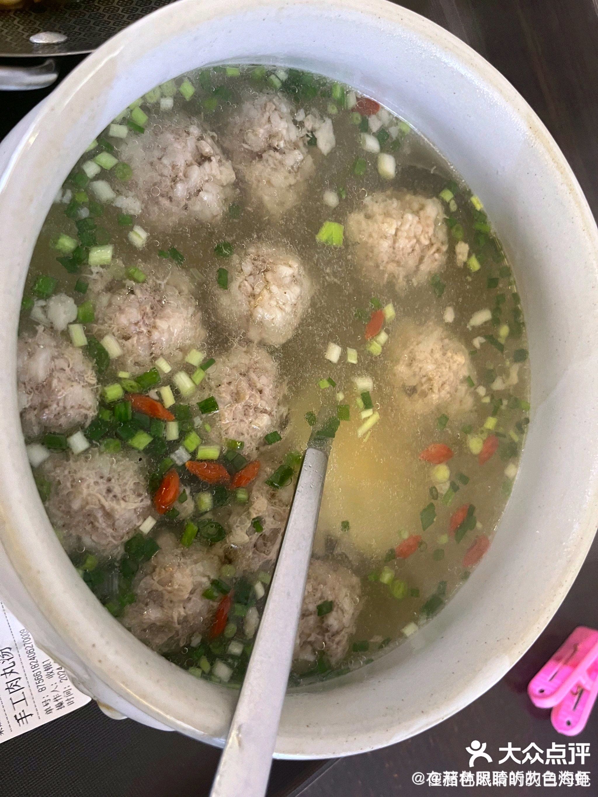 宴东家手工肉丸汤是一道备受赞誉的美食,尤
