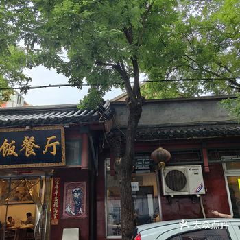 霞姐烤串，中规中矩，适合住附近的朋友小聚