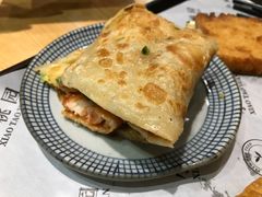 蛋饼夹里脊-小桃园·豆浆油条(复兴中路店)