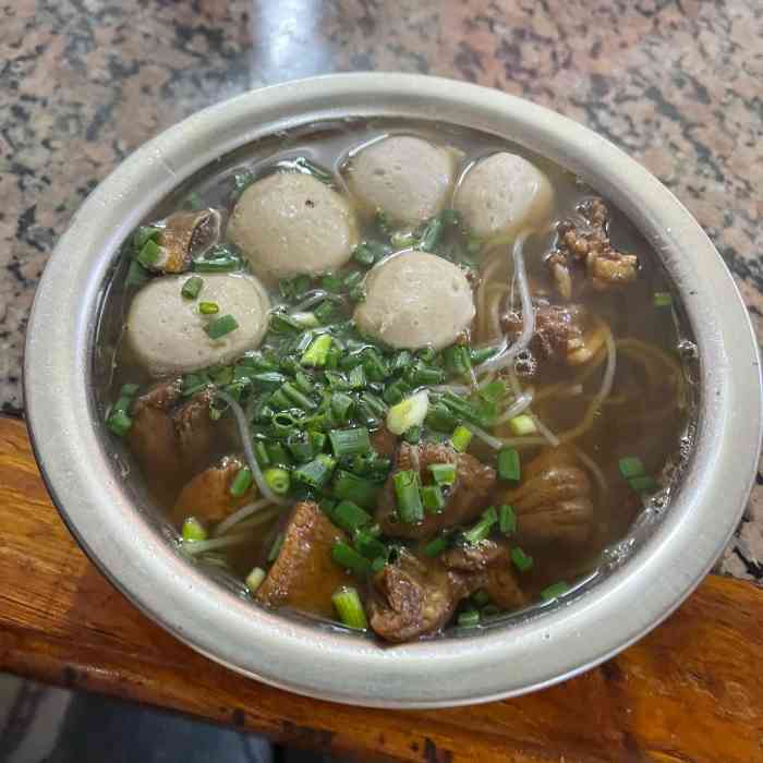 曾二十四牛腩粉(城站路店)-"来到玉林第一餐,店面也是够吸引,曾二十四