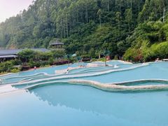 -十万大山布透温泉
