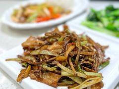 XO酱爆茶树菇猪颈肉-香港新发烧腊茶餐厅(书城店)