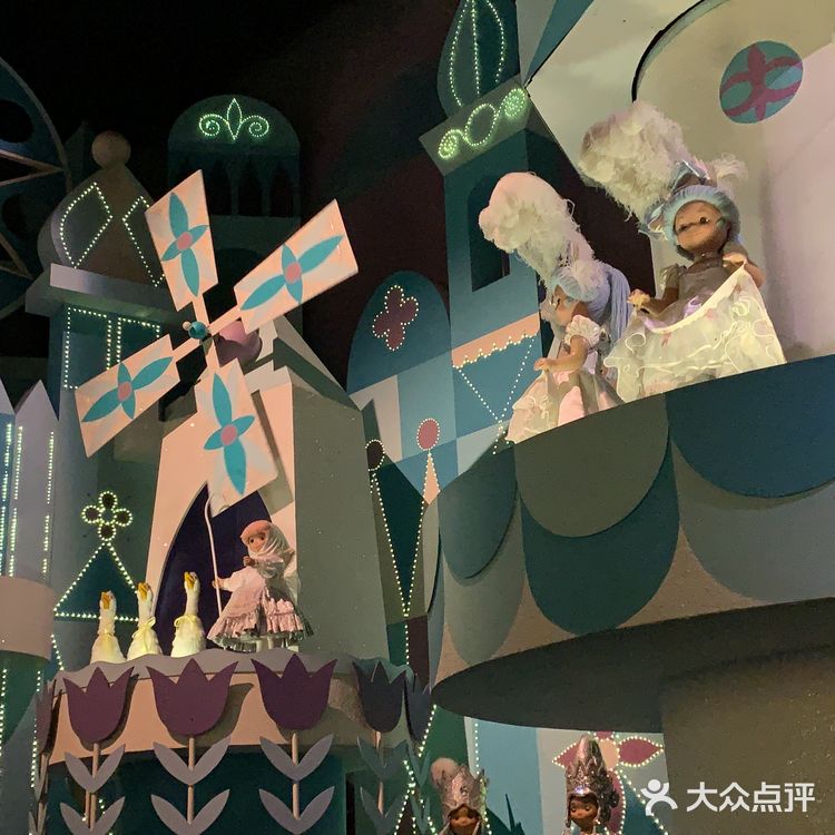 小小世界是迪士尼非常标志性的一项游乐设施，非常适合带