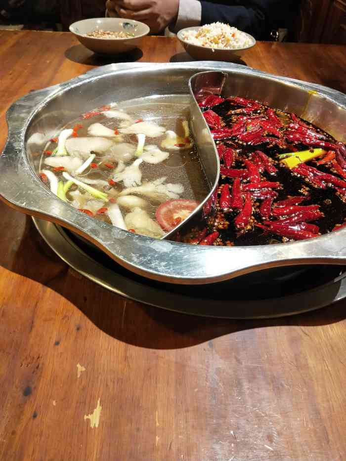 重庆渝燚老火锅(建设路店)-"排队排好久才进去,人都饿扁了,味道中规中