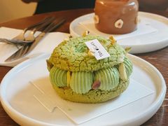 开心果树莓泡芙-Ten Olives甜点