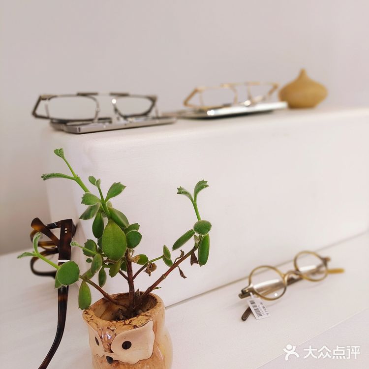 启明眼镜给你专业的服务，舒适的环境