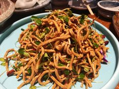 香椿苗拌卤豆丝-95号酱骨·一块豆腐(展春园西路店)