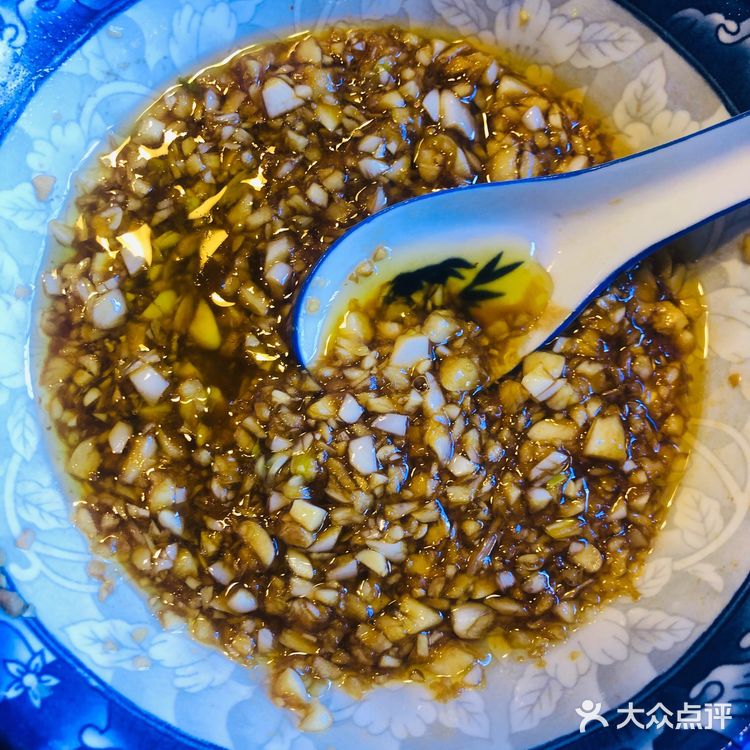 蒜蓉海鲜锅 步骤: ️海鲜处理:贝壳类清洗干净、蛏子