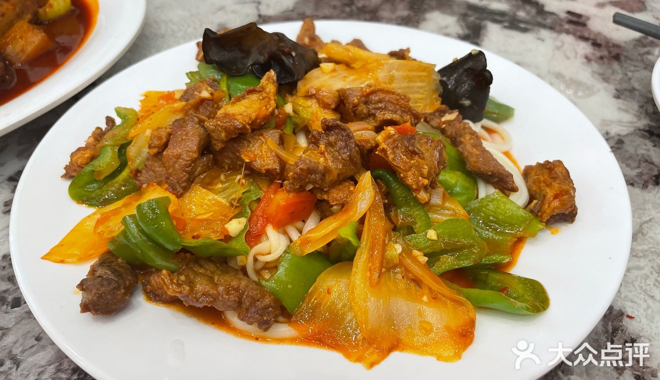 这家新疆菜馆真是绝了！羊肉串烤得香喷喷