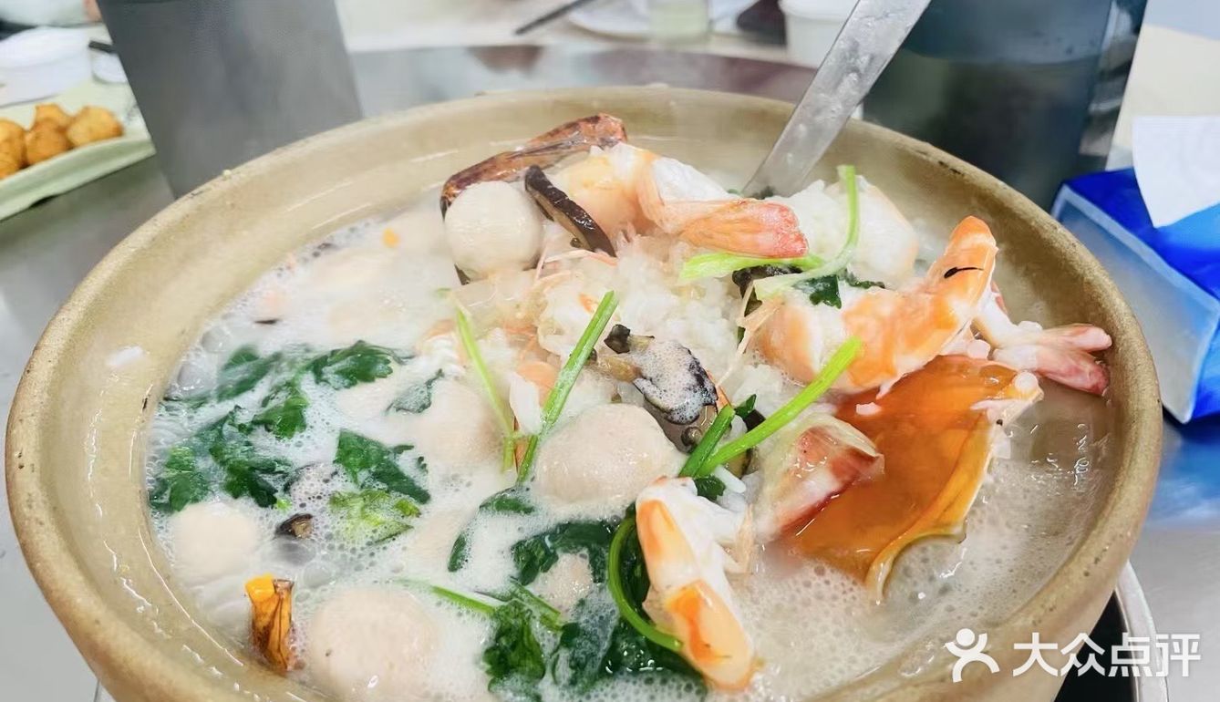 酒立方宵夜档位于常平的繁华地段，交通便利