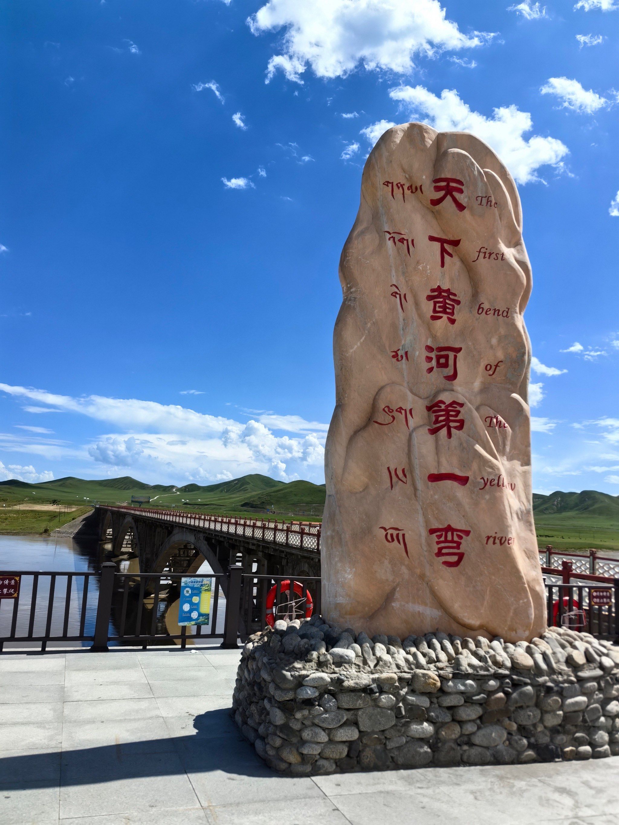 n这里的黄河第一湾由于天然形成的"u"形,造型磅礴壮观,也