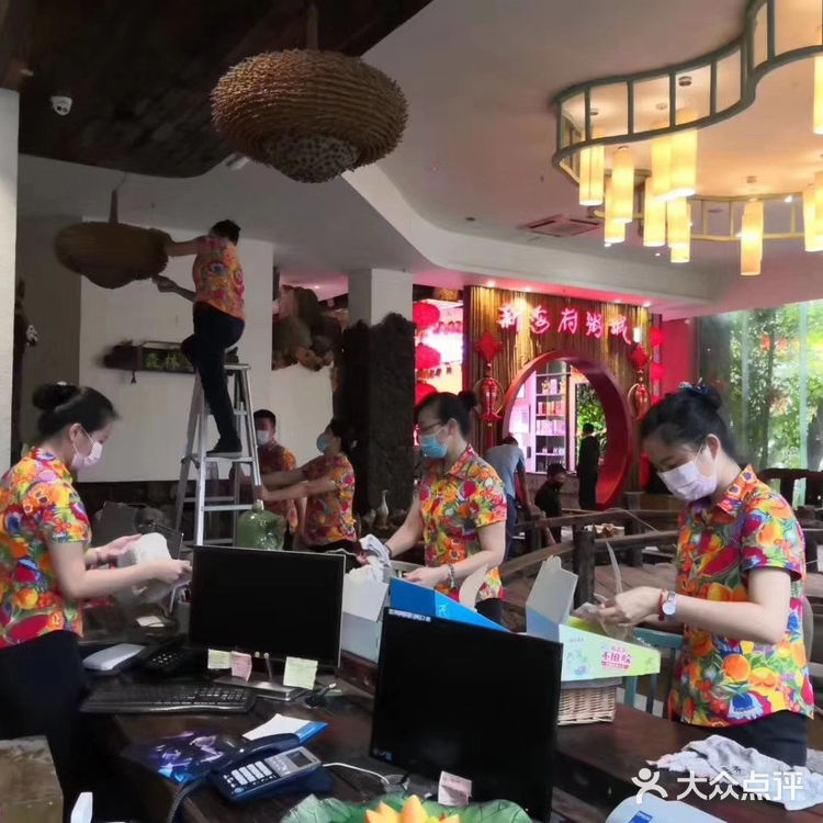 网上选了几家，就定了海口这家森林城市酒店，到了门口