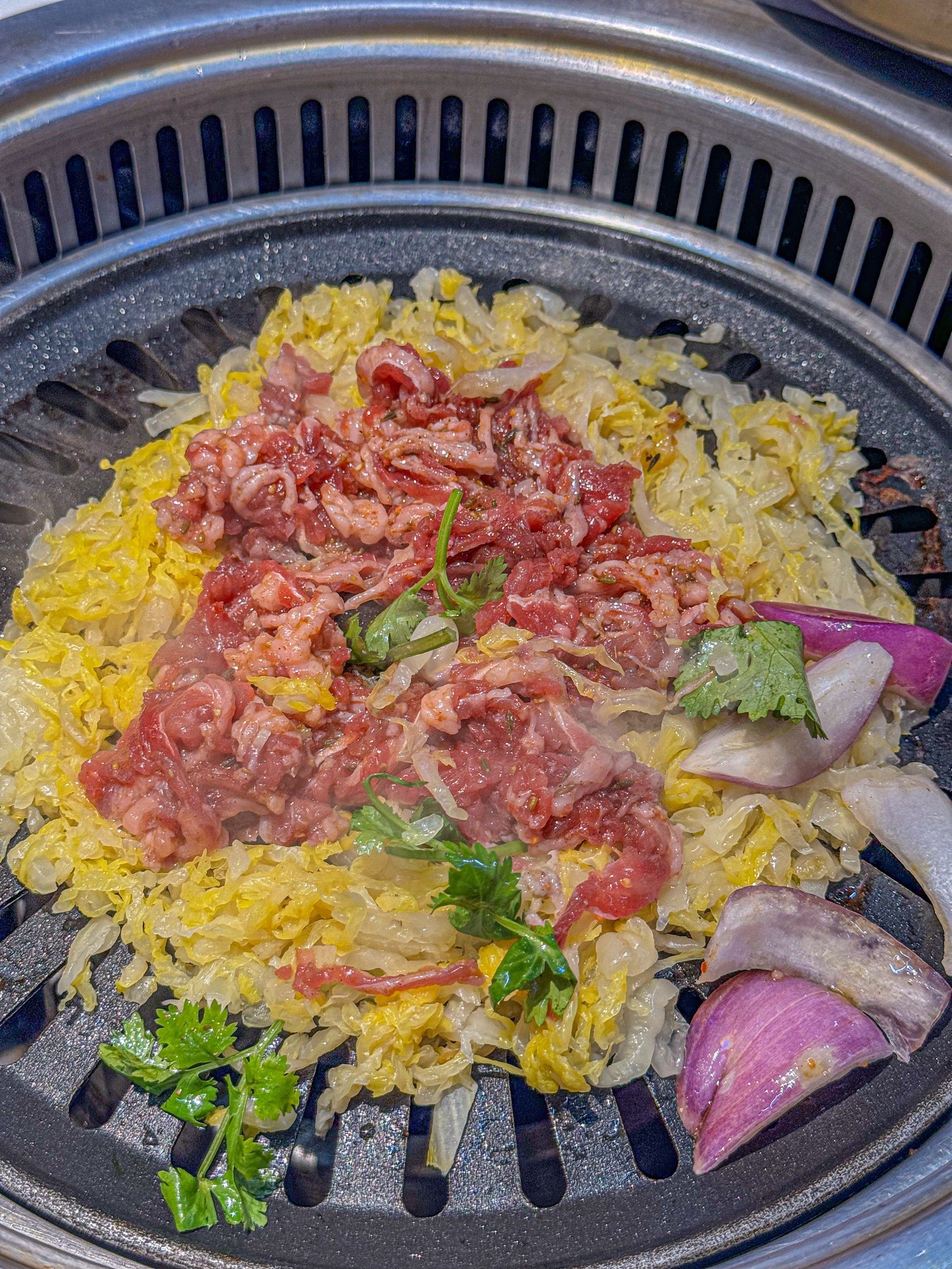其地道的东北味让人百吃不厌,特别是他家的酸菜肥肉,让人吃了就忘不了