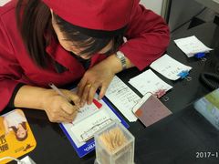 手写下单，速度太慢，且顾客集中点餐时极易出错。另这个服务员手写速度极慢，与餐厅主打“快速”的理念不符。有借此练字之嫌。-武松家(丰益桥店)