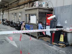 -沃尔玛上海田林店-地面停车场