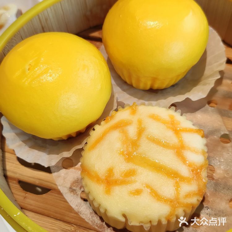 粤添湘这家餐馆就在酷车小镇旁边，那条街都是餐馆