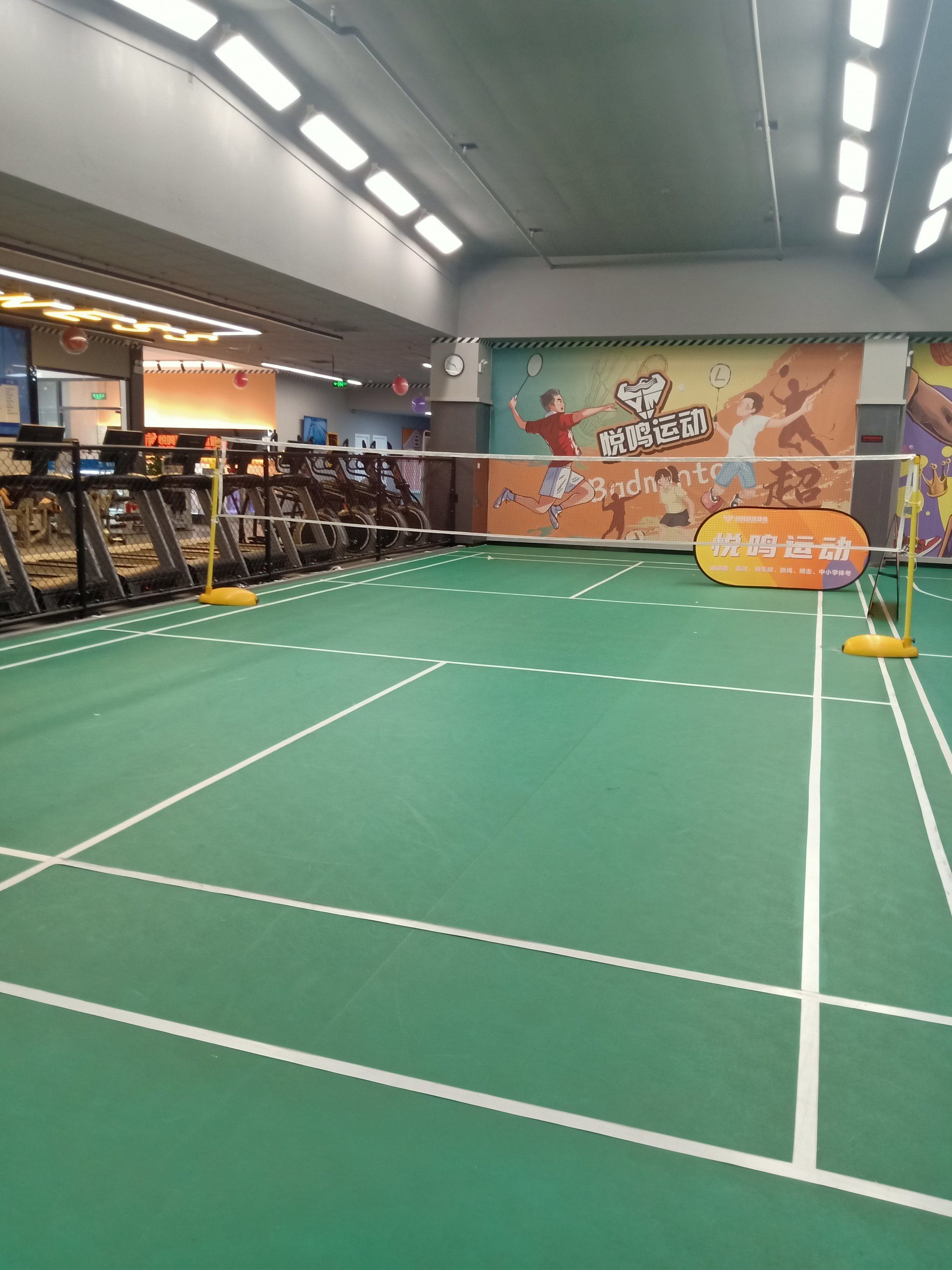 n
8282这家运动培训学校环境非常好9099,宽敞明亮又整洁