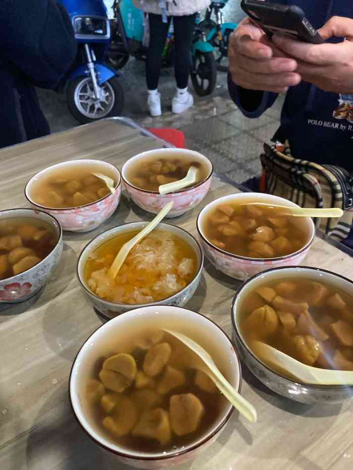 二十四幢糖水-"大晚上的叫了部车赶到了侨港风情街,直奔被.