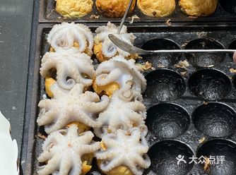 这个章鱼小丸子！ 真的有一整个完整的新鲜的章鱼！