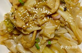 Sour Cabbage and Pork Stir-fried with Bamboo Rice Noodles