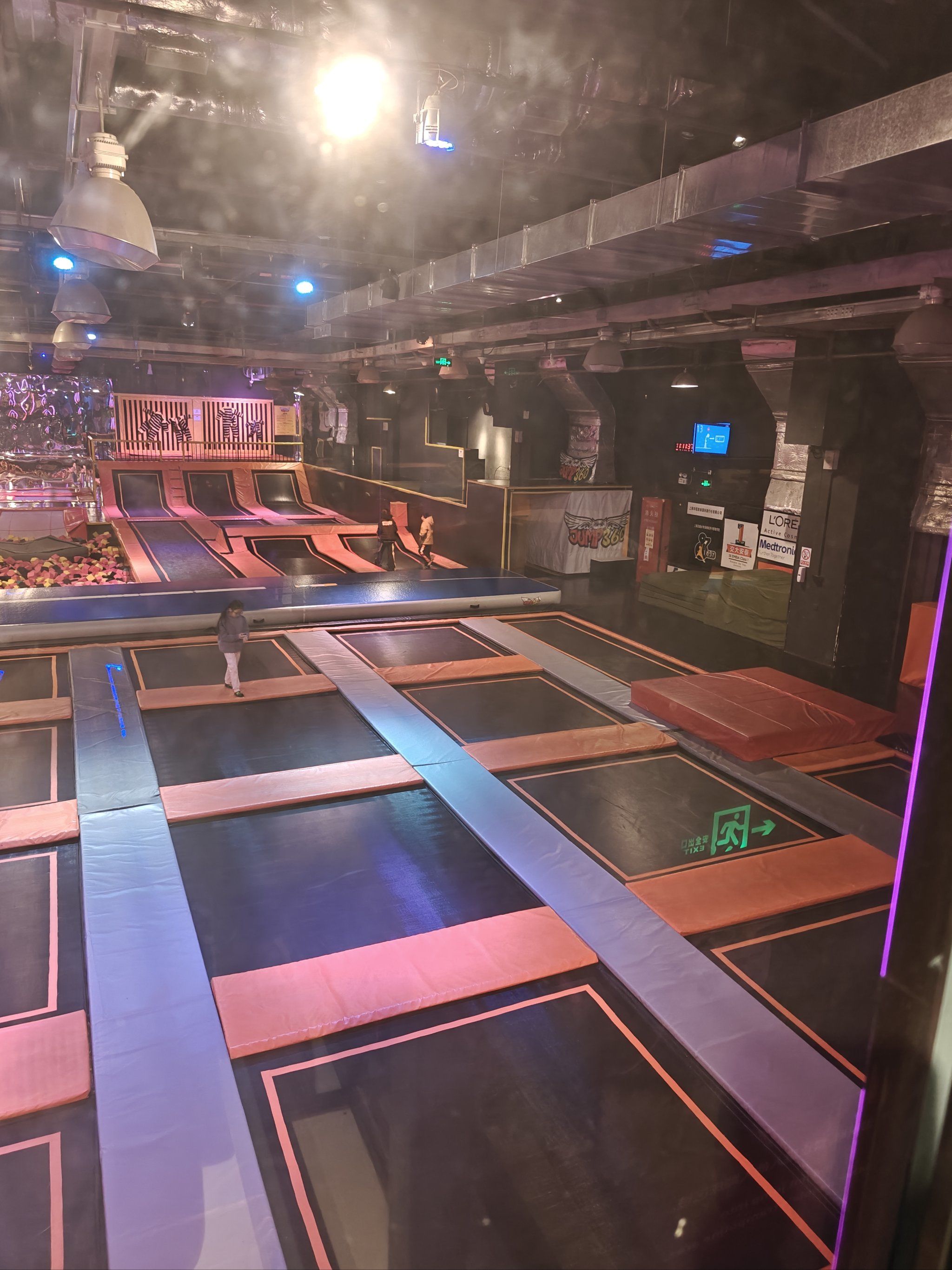 0元玩转这座城
小朋友蹦蹦跳跳的好去处
场地不算大
除了蹦床